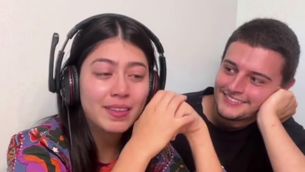 Uma mulher se emociona enquanto ouve uma música personalizada.