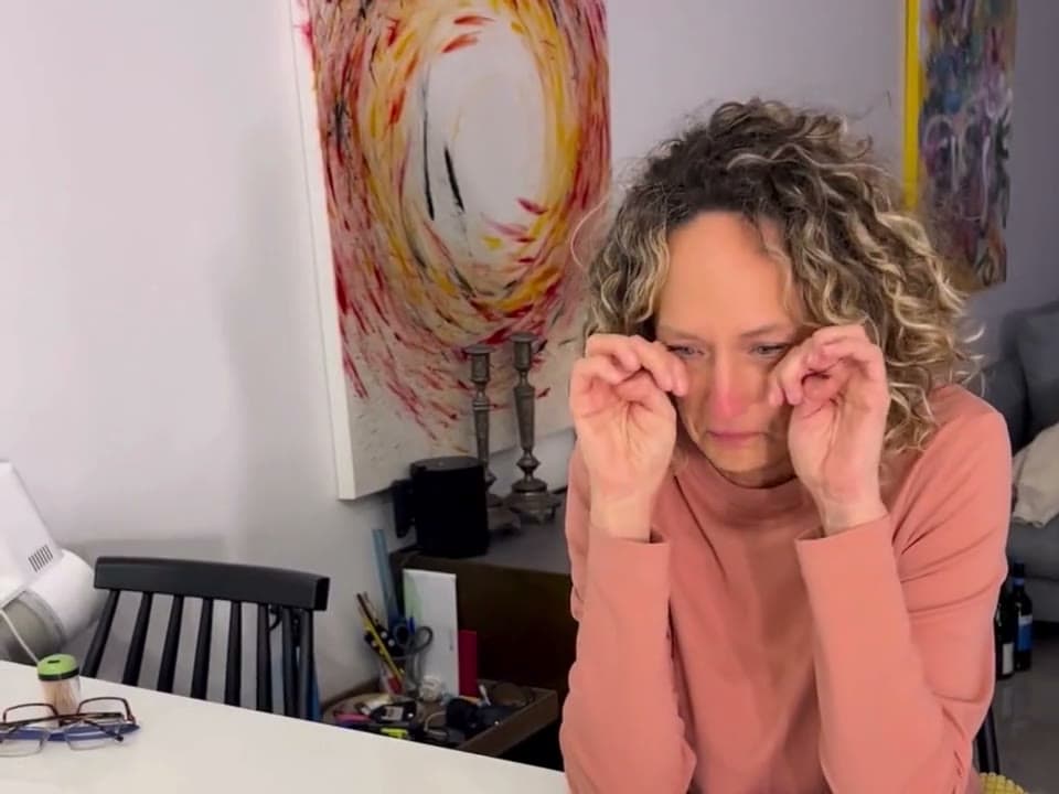 Una mujer se emociona mientras escucha una canción personalizada.